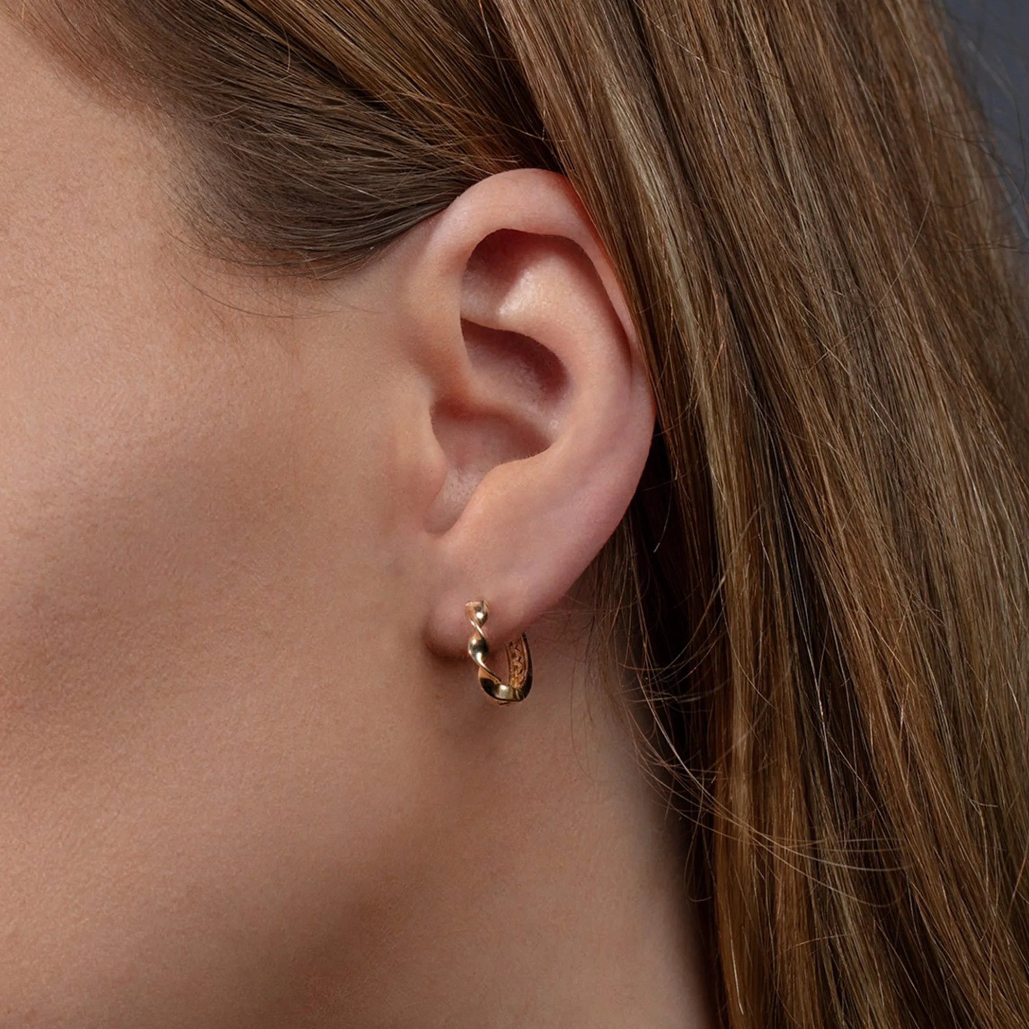 14K Gold Circolo d’Oro Twist Huggie Hoops